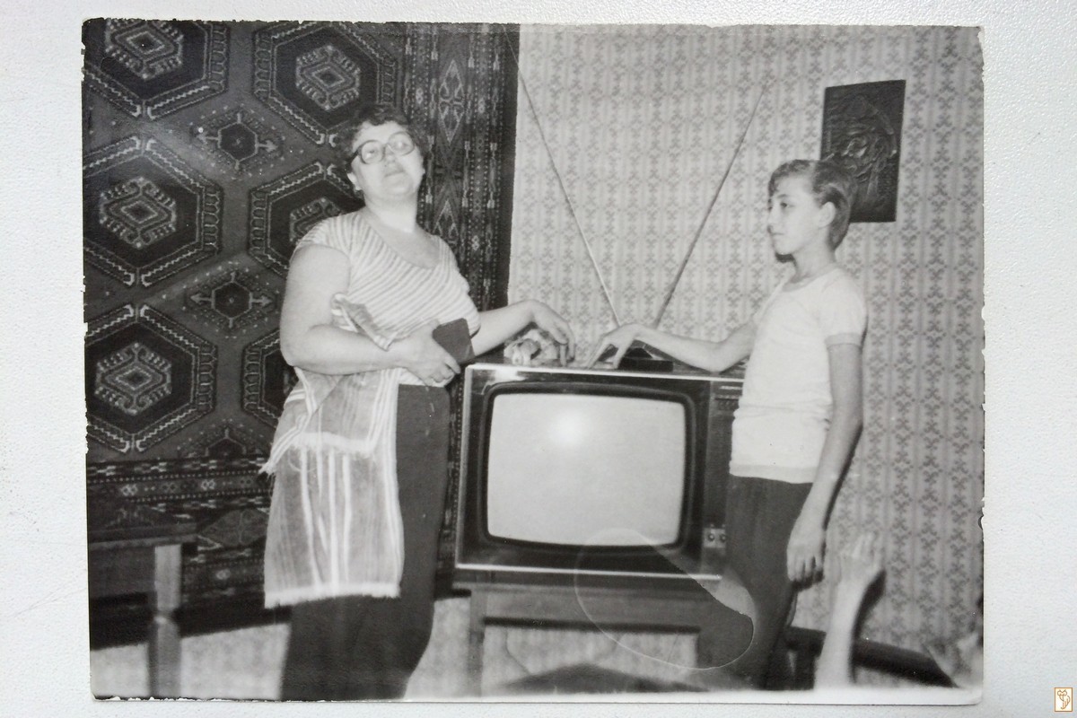 Телевизор 30 годов. Телевизор 30 лет назад. Какие телевизоры были 30 лет назад. Телевизор 30 лет назад фото.