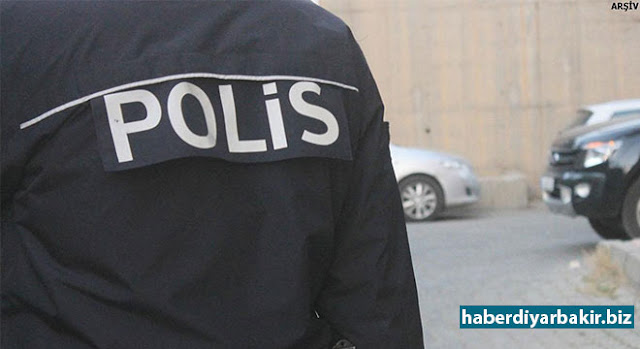Diyarbakır’da Kemal Kurkut soruşturmasında 2 polis görevden uzaklaştırıldı DİYARBAKIR-Diyarbakır'da Newroz kutlaması sırasında alana bıçakla girmeye kalkışan üniversite öğrencisi Kemal Kurkut'un açılan ateşle ölümüyle ilgili haklarında işlem yapılan 2 polisin görevden uzaklaştırıldığı belirtildi.