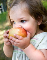 niña  comiendo manzanas