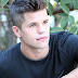 Charlie Carver si mostra senza veli su Instagram