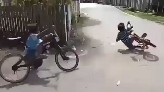 Mirip Moto GP, Dua Bocah Ini Balap Sepeda Gunakan Botol Plastik Bekas Mirip Moto GP, Dua Bocah Ini Balap Sepeda Gunakan Botol Plastik Bekas