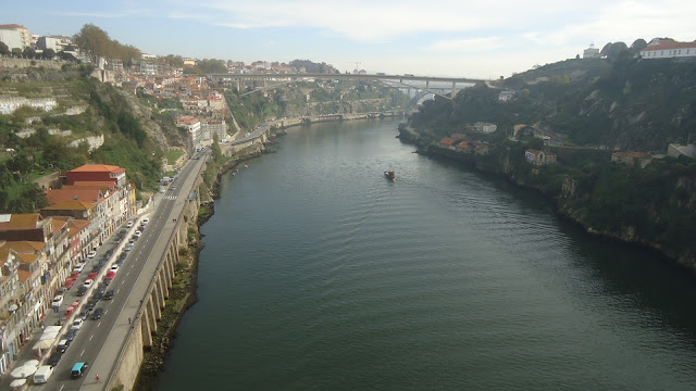 À esquerda está Porto e à direita Vila Nova de Gaia Ponte de D. Luís I - que ver em Porto, Portugal.