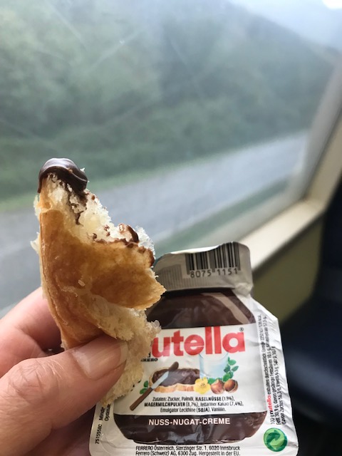 イタリア列車車内でヌッテラをつけてパンを食べました