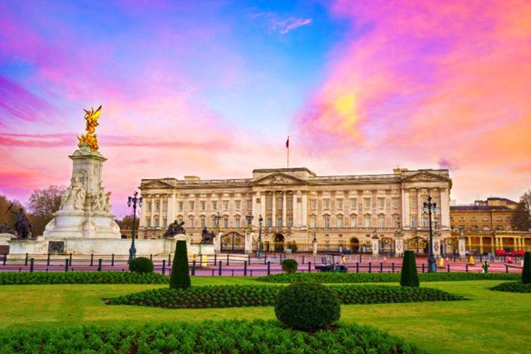 Buckingham Sarayı hakkında 20 bilgi verdiğim bu yazımda binanın bilinmeyenlerini anlattım.