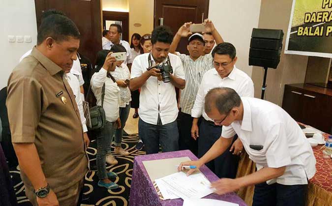 24 Ruas Jalan Provinsi Dan Kabupaten Di Maluku Dialihkan Status ke Jalan Nasional Ambon, Malukupost.com - 24 Ruas jalan di Maluku, yang terdiri dari 12 jalan provinsi dengan panjang ruas 687,76 km dan 12 jalan kabupaten dengan panjang 245,93 km, resmi dialihkan status ke jalan nasional. Melalui penyerahan hibah dari provinsi dan kabupaten ke Kementrian Pekerjaan Umum dan Perumahan Rakyat. Penyerahan hibah jalan provinsi dan kabupaten di Maluku ini dilakukan bersamaan dengan provinsi Maluku Utara dengan jumlah 18 jalan provinsi dan 2 kabupaten, melalui Balai Pelaksana Jalan Nasional (BPJN) IX Maluku & Maluku Utara, yang berlangsung di Swissbell hotel, Selasa (26/9). Turut hadir, Wakil Bupati Buru Amustofa Besan dan Sekretaris Daerah SBB Moh. Tuharea.