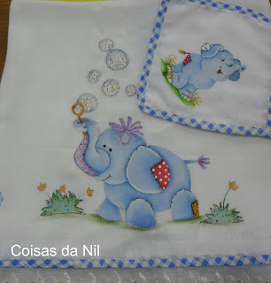 elefantes pintados em tecido
