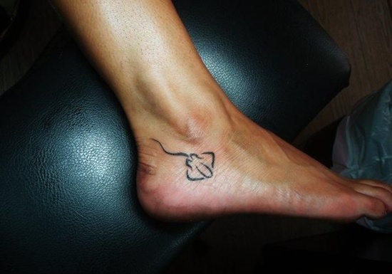 tatuaje de mantarraya en el tobillo