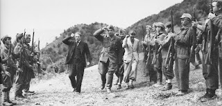 Ο Χότζα επιθεωρεί τμήμα Αλβανών οπλοφόρων