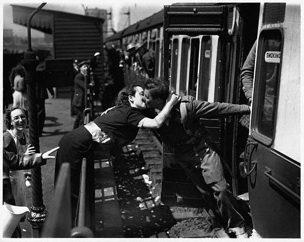Ảnh tình yêu lãng mạn - 2 người hôn nhau khi tàu hỏa chạy