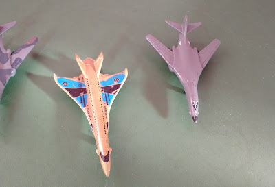 Miniatura de metal Matchbox, avião camuflado e outro cinza  Boeing B-18 Lancer com asas dobráveis - Mattel 2005  e Hypersonic Jet dourado  Mattel 2006 - R$ 15,00 cada 
