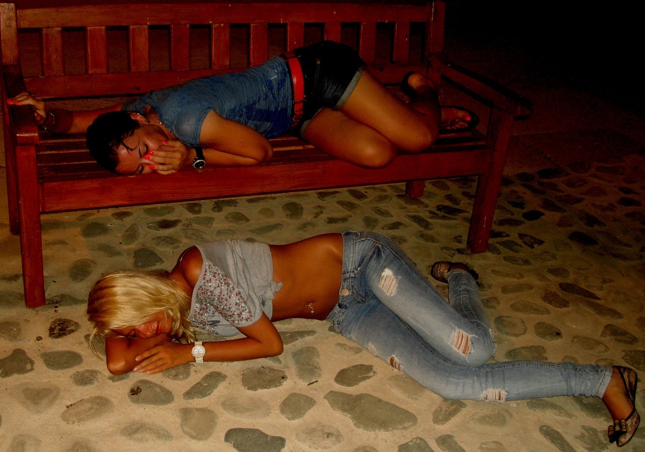 Drunk mom sleep. Пьяные спящие русские девушки. Пьяные подруги. Молодые пьяные девочки.