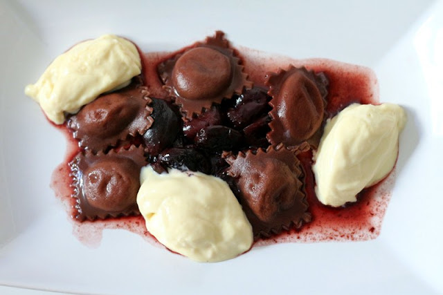 Schokoladenravioli auf Kirschkompott mit weißer mousse au chocolat | Arthurs Tochter Kocht von Astrid Paul. Der Blog für Food, Wine, Travel & Love!