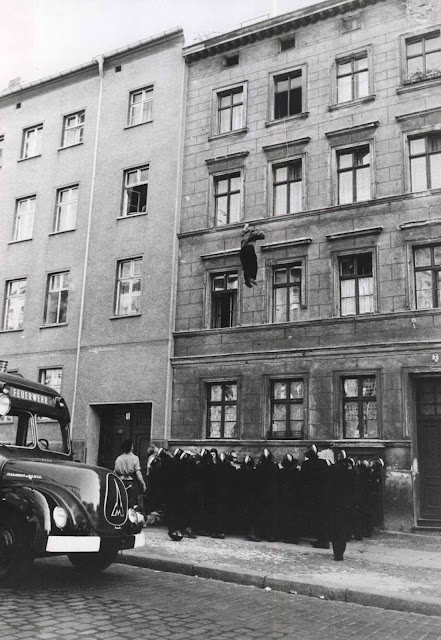 The father, Willy Finder, jumping to the West Berlin.