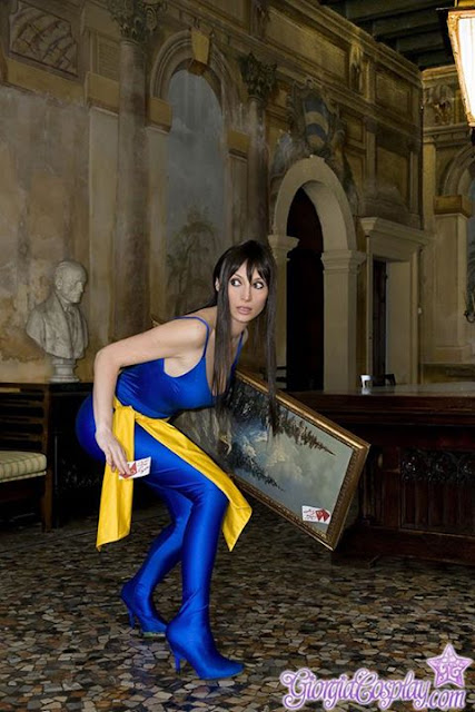 Hermosas modelos geek 10 Giorgia Cosplay ladrona robando un cuadro.