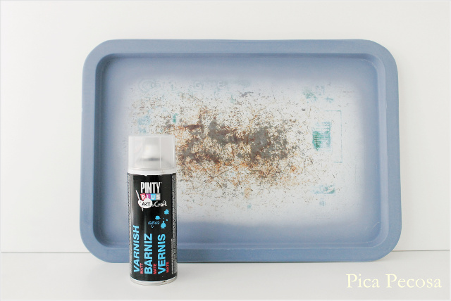 como-hacer-pizarra-magnetica-bandeja-metal-reciclada-diy-barniz-agua