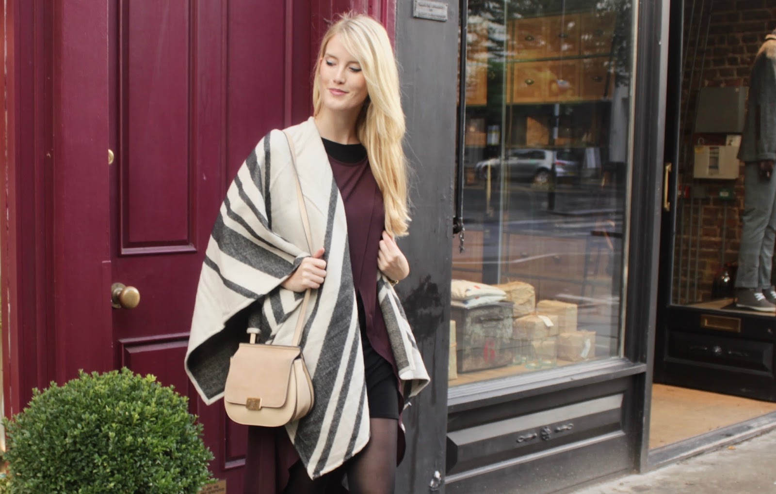 Layering Striped Cape Primark Lagenlook Zwiebellook Berry Beerentöne Notting Hill www.theblondelion.com Layering Striped Cape Primark Lagenlook Zwiebellook Berry Beerentöne Notting Hill www.theblondelion.com