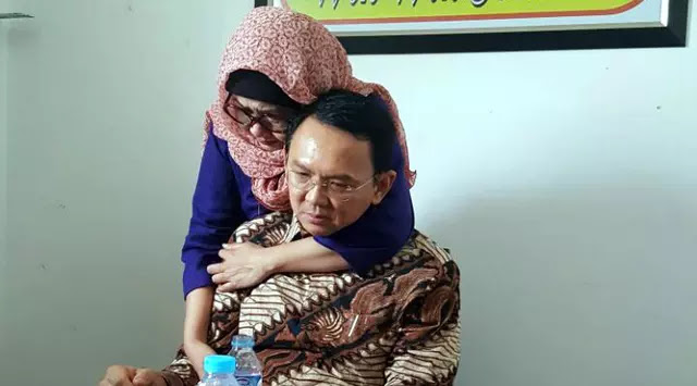 Kakak Angkat Berhijab, Peluk Ahok Sambil Menangis Usai Sidang Kakak Angkat Berhijab, Peluk Ahok Sambil Menangis Usai Sidang