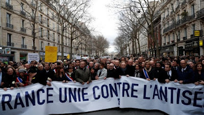 Milhares de pessoas marcham em Paris contra o antissemitismo Milhares de pessoas marcham em Paris contra o antissemitismo