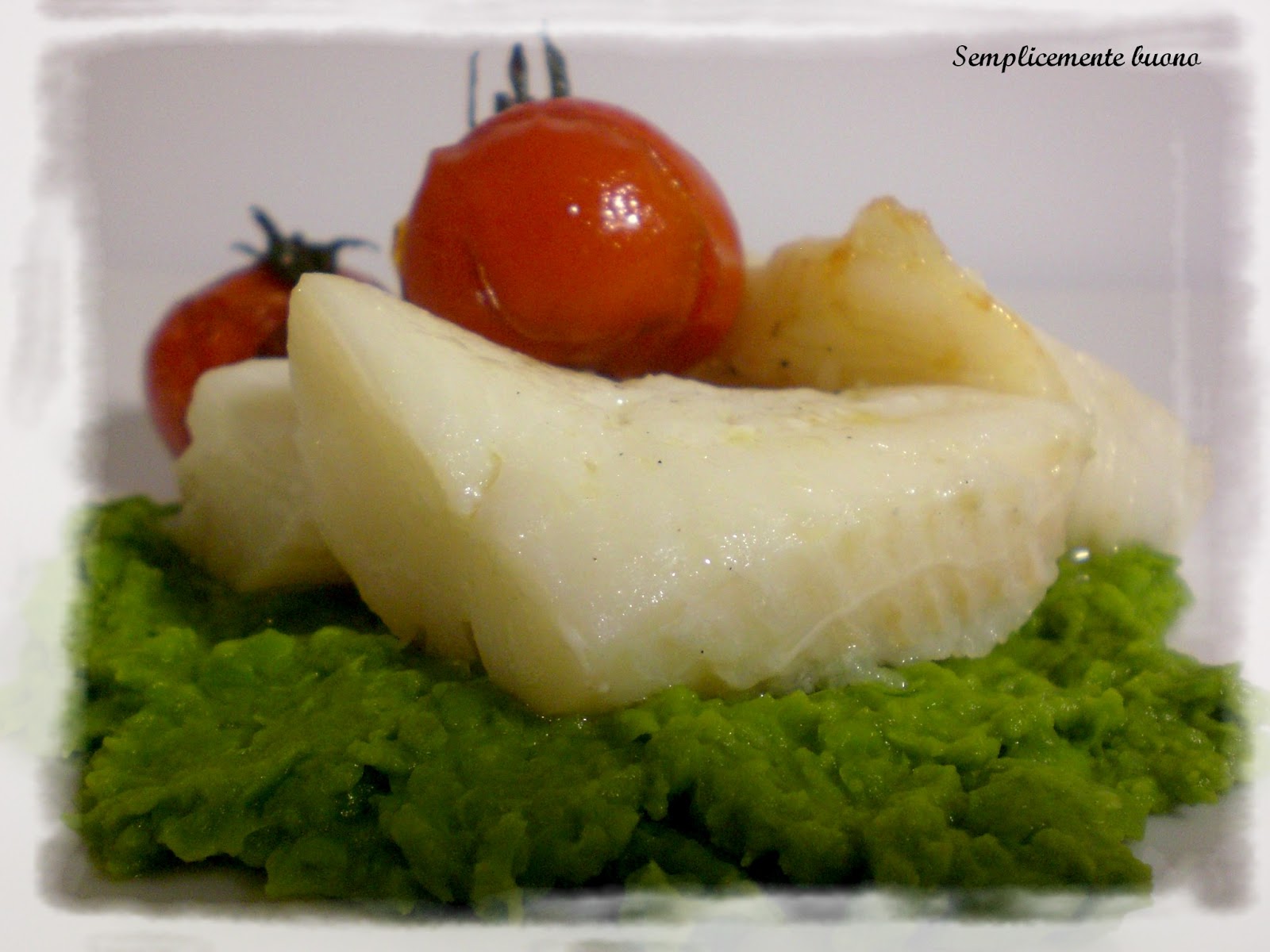 HALIBUT AL FORNO CON PUREA DI PISELLI E POMODORINI CARAMELLATI