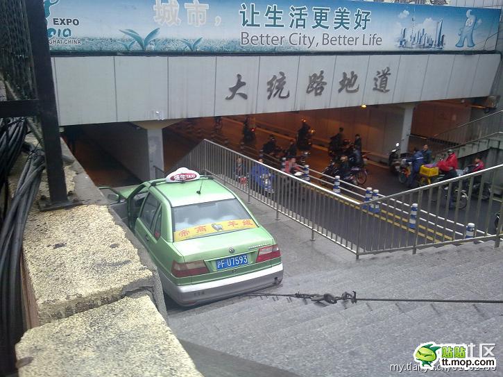 OMG : Teksi 'Turun Tangga' Pejalan Kaki di China (3 Gambar 