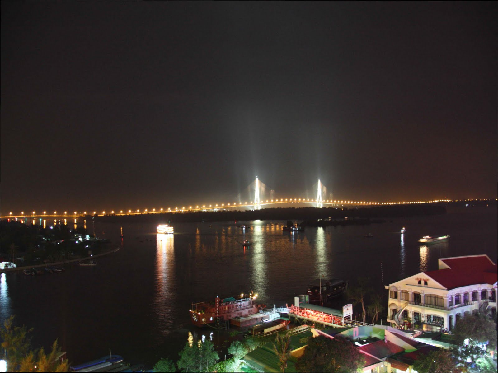 http://4.bp.blogspot.com/-mhq8TrJZnn8/TtaBk04ELlI/AAAAAAAAC2w/jAll6OZaEG4/s1600/Puente_nocturno_Can_Tho_Vietnam.jpg