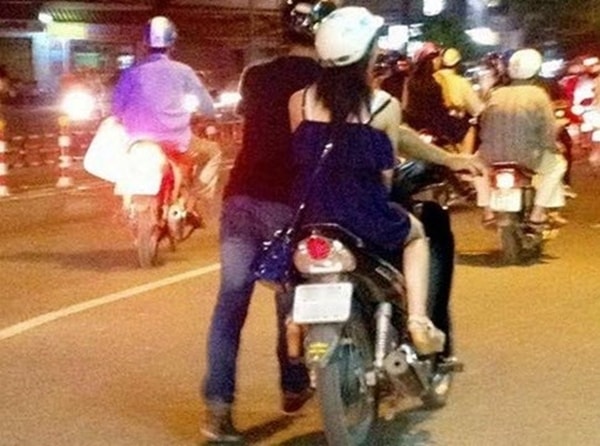 Phút yếu lòng của cô gái đã sa vào lòng chàng trai trẻ là ân nhân Phút yếu lòng của cô gái đã sa vào lòng chàng trai trẻ là ân nhân