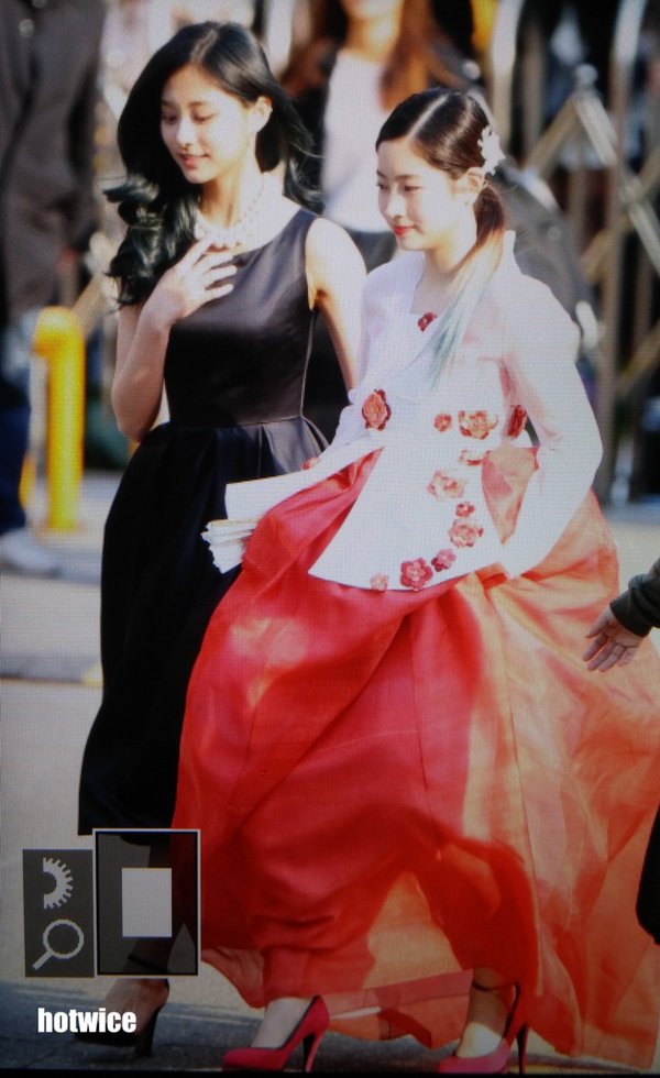 오늘 뮤비의상 입은 트와이스 출근길 | 인스티즈