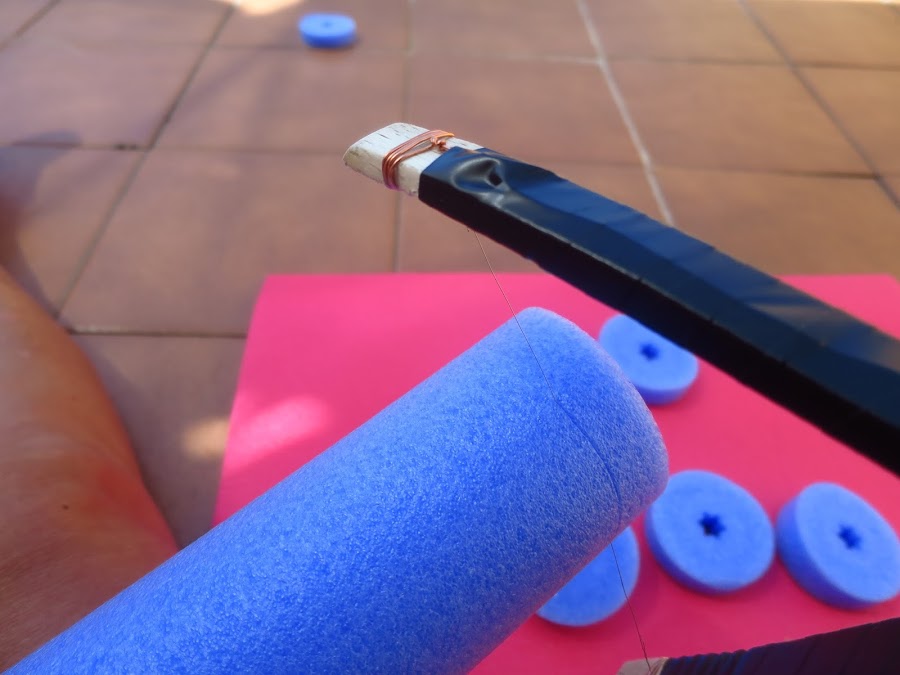 para cortar el churro de piscina utilizamos una pistola casera para cortar poliespan