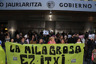 Protesta de familias y trabajadores de La Milagrosa ante el Gobierno Vasco