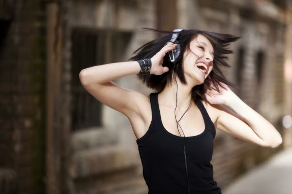 Música alta pode levar um bilhão de jovens a surdez; saiba como se proteger