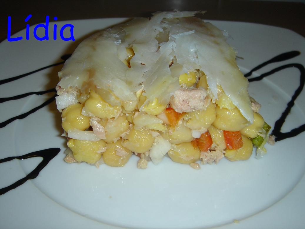 ENSALADA DE GARBANZOS CON BACALAO AHUMADO (amanida de cigrons amb