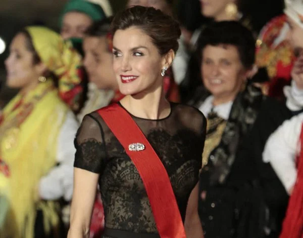 Queen Letizia wore Carolina Herrera Short Sleeve Tiered Lace Evening Gown. Queen Letizia visit Portugal.