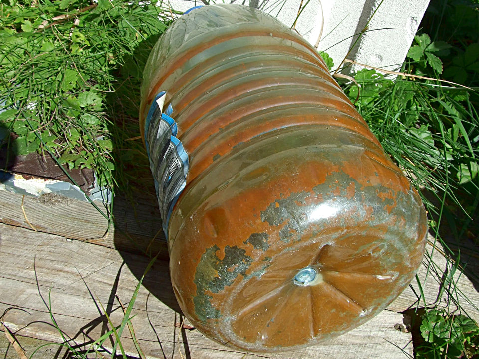 Химический элемент железо феррум. Железо железный вода. Ржавая вода. Трехвалентное железо в воде. Ржавая вода из крана.