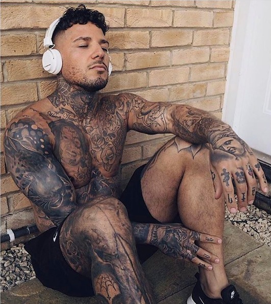 Imagen de un hombre con tatuajes realistas de retratos y animales