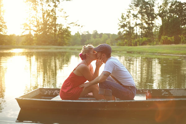 Beautiful Feel Free Love Couple Boat Images