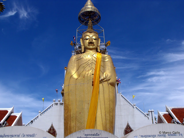 WAT INTHARAWIHAN. EL BUDA GIGANTE DE BANGKOK, TAILANDIA.