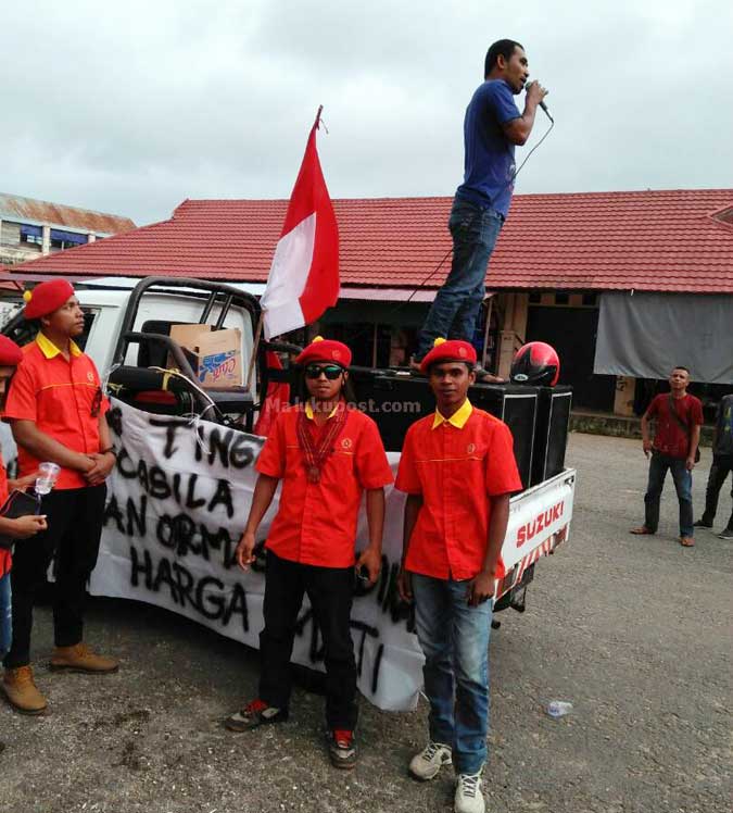 Pemuda MTB Gelar Kampanye Tolak Radikalisme Saumlaki, Malukupost.com - Sejumlah Organisasi Kemasyarakatan Pemuda (OKP) di Kabupaten Maluku Tenggara Barat (MTB) seperti Perhimpunan Mahasiswa Katolik Republik Indonesia, Pemuda Pancasila, Gerakan Mahasiswa Kristen Indonesia, dan Komite Nasional Pemuda Indonesia menggelar kampanye menolak paham radikal. Berdasarkan pantauan, Kamis (1/6), puluhan pemuda itu melakukan aksinya dengan berkeliling ibu kota Saumlaki, sambil berorasi mengajak masyarakat di daerah itu untuk terus meningkatkan pemahaman terhadap nilai-nilai luhur Pancasila yang perlu dihayati dan diimplementasikan dalam kehidupan sehari-hari.