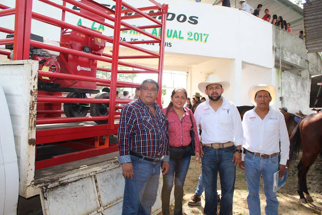 Entrega Jesús Castro apoyo a productores de Pinotepa de Don Luis