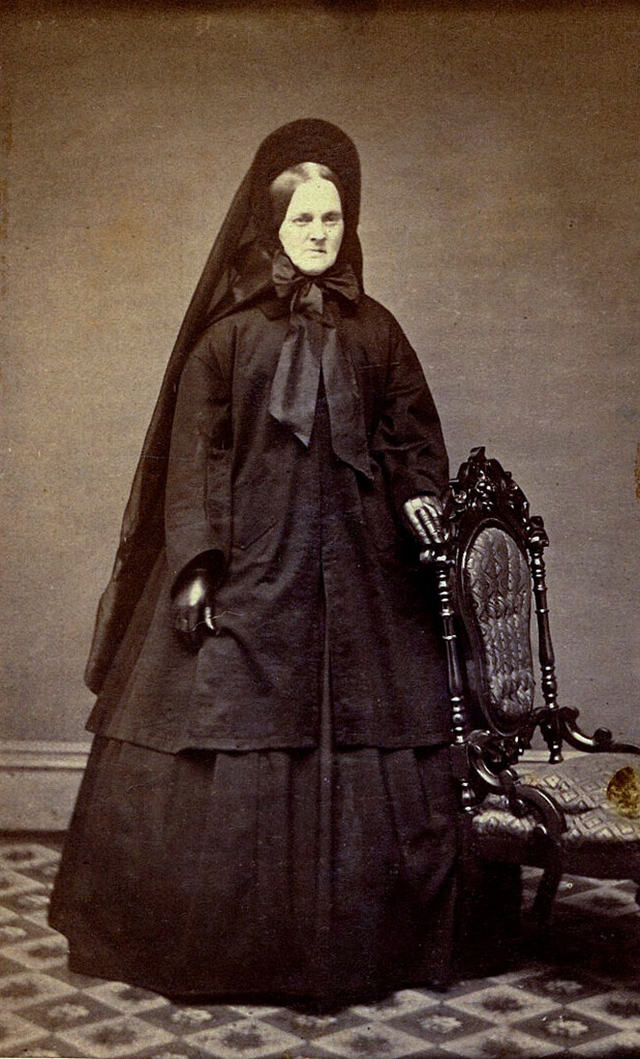 40 Eerie Portraits of Women in Mourning Dress From the Victorian Era