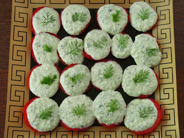 Помидоры с огуречным соусом