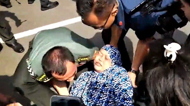 Ibu Ini Malah Pingsan Pas Tatap Muka dengan Jokowi Ibu Ini Pingsan Pas Tatap Muka dengan Jokowi