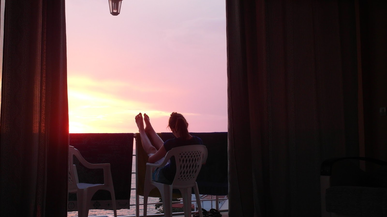 Balkon Večerní relax na balkoně na dovolené