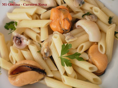 Macarrones jibia, almejas mejillones salsa cebolla vino blanco
