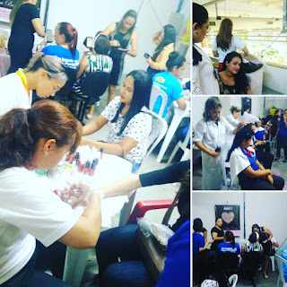 Ação com as mulheres da empresa em um dia de beleza Ação com as mulheres da empresa em um dia de beleza
