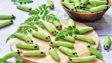 Tips Resep Kue Kering Ulat Sagu Daun<script async src=