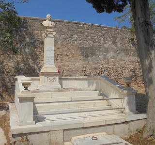 το ταφικό μνημείο της οικογένειας Διακάκη στο ορθόδοξο νεκροταφείο του αγίου Γεωργίου στην Ερμούπολη