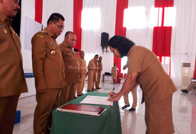 Wujudkan Pemerintahan Bersih Pimpinan SKPD MTB Tandatangani Pakta Integritas Saumlaki, Malukupost.com - Bupati dan Wakil Bupati Maluku Tenggara Barat (MTB), Petrus Fatlolon - Agustinus Utuwali mengawali kepemimpinannya dengan menggelar penandatanganan pakta integritas bagi seluruh pimpinan Satuan Kerja Perangkat Daerah (SKPD) di lingkup pemerintah kabupaten setempat di Saumlaki, Senin (5/6) kemarin. Pakta integritas yang terangkum dalam 7 poin tersebut berisi komitmen untuk pimpinan SKPD MTB berperan serta secara pro aktif dalam upaya pencegahan dan pemberantasan korupsi, kolusi dan nepotisme (KKN) serta tidak melibatkan diri dalam perbuatan tercela. Tidak meminta atau menerima pemberian secara langsung atau tidak langsung berupa suap, hadiah, bantuan atau bentuk lainnya yang tidak sesuai dengan ketentuan yang berlaku. Bersikap transparan,jujur, obyektif dan akuntabel dalam melaksanakan tugas.