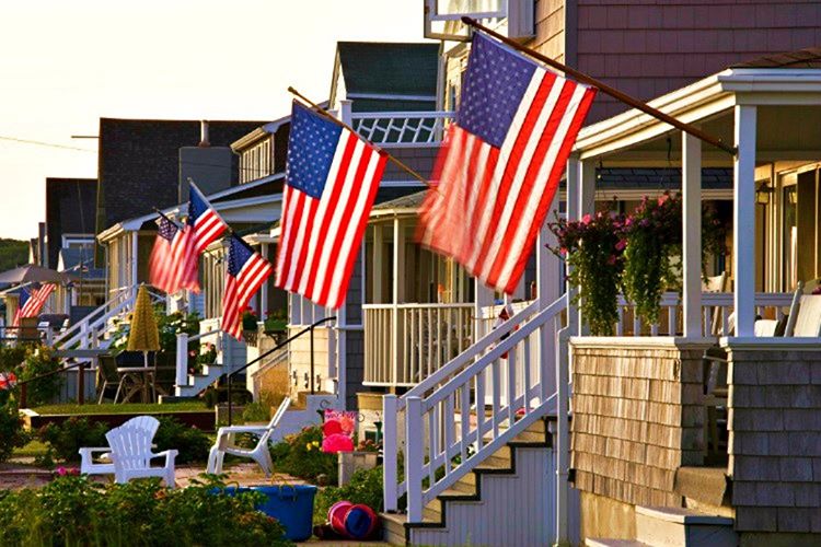 Bayraksız ev bulunmaz, ABD'deki her evin önünde Amerika Birleşik Devletleri'nin bayrağı yer alır.