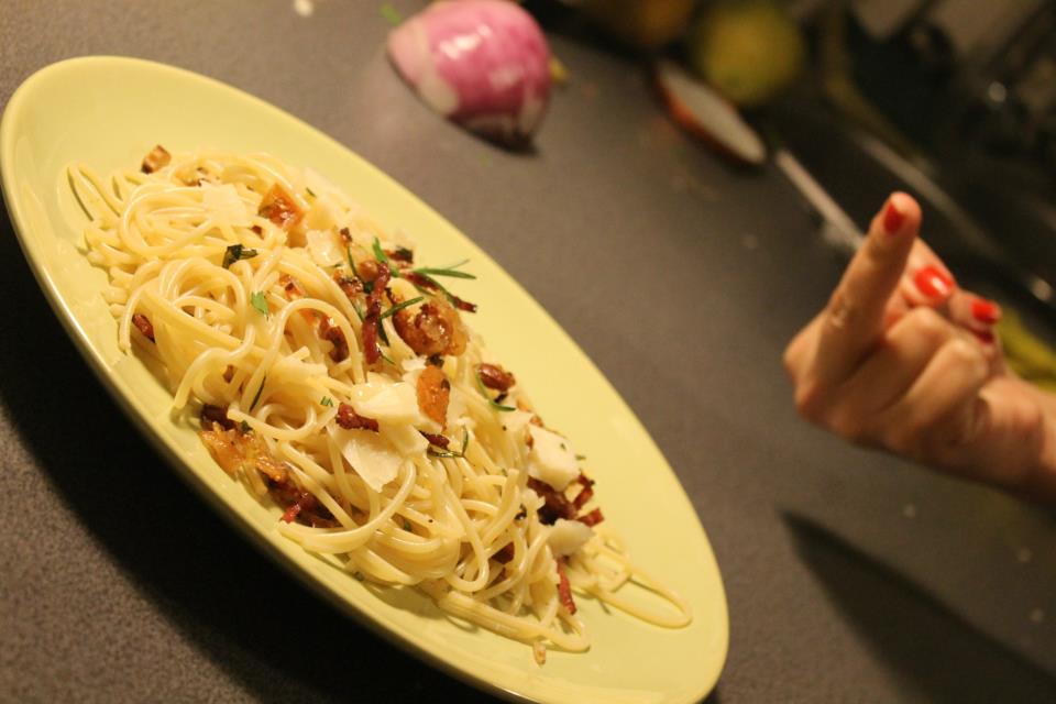Spaghetti with dried figs. salami, fresh rosemary, almonds and parmezana