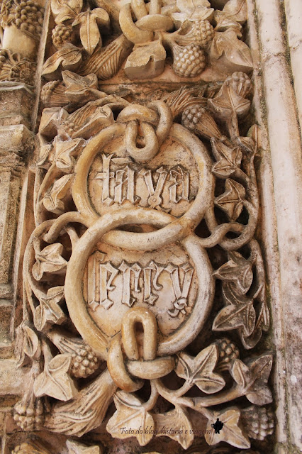Cordas, nós, pinhas e folhas de hera - Decoração Manuelina do portal Mosteiro da Batalha - Portugal